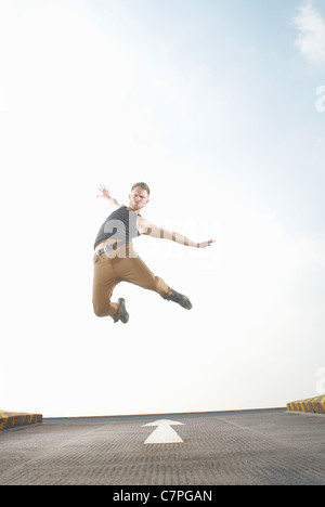 Uomo di saltare in strada Foto Stock