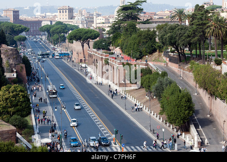 Vista su Via dei Fori Imperiali Street, Roma, Italia, Europa. Foto Stock