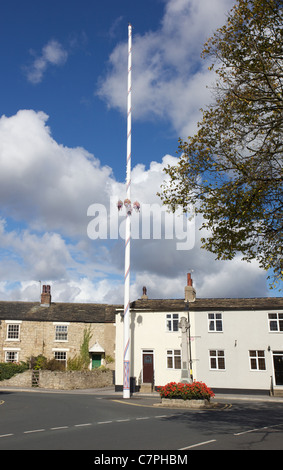 Il Maypole nel villaggio di Barwick in Elmet. Vicino a Leeds, West Yorkshire, Regno Unito. Il maypole è a circa 90 metri di altezza Foto Stock