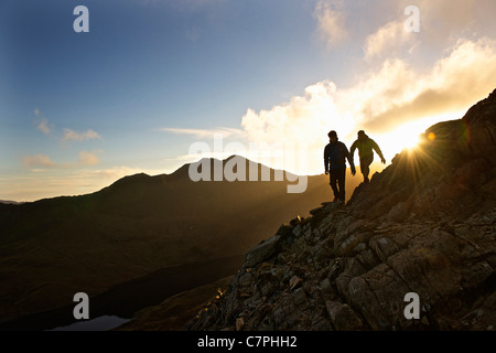 Gli uomini escursioni sulle montagne rocciose Foto Stock