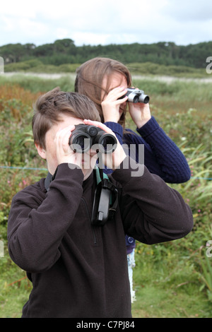 Famiglia birdwatching; Marazion; Cornovaglia; Regno Unito Foto Stock