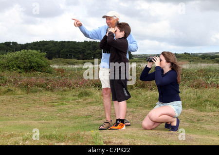 Famiglia Bird Watching; Marazion; Cornovaglia; Foto Stock
