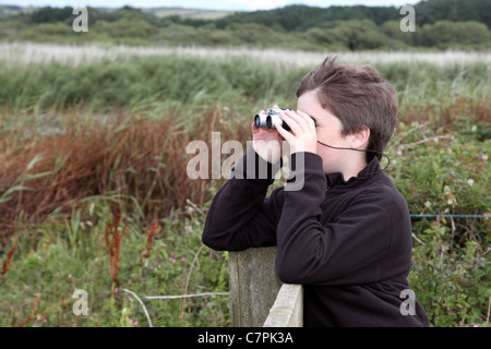 Ragazzo Bird Watching; Marazion; Cornovaglia Foto Stock