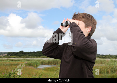 Ragazzo Bird Watching; Marazion; Cornovaglia Foto Stock