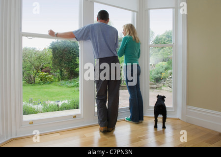 Giovane e cane ammirando la casa nuova Foto Stock