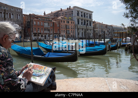 Un pittore sul Canal Grande a Venezia Foto Stock