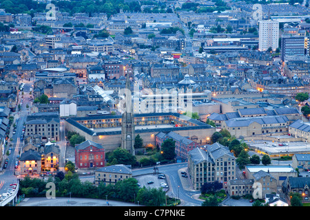 La Piece Hall in Halifax dal Beacon Hill, West Yorkshire. Foto Stock