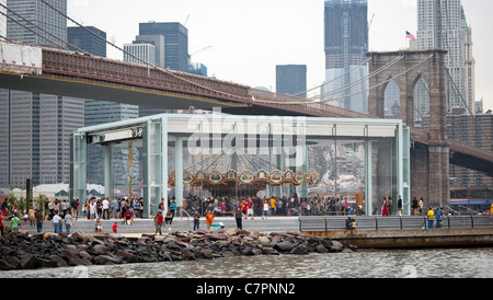 I visitatori di Ponte di Brooklyn Park godetevi il recentemente aperto e ripristinato Jane's giostra Foto Stock