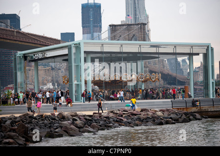 I visitatori di Ponte di Brooklyn Park godetevi il recentemente aperto e ripristinato Jane's giostra Foto Stock