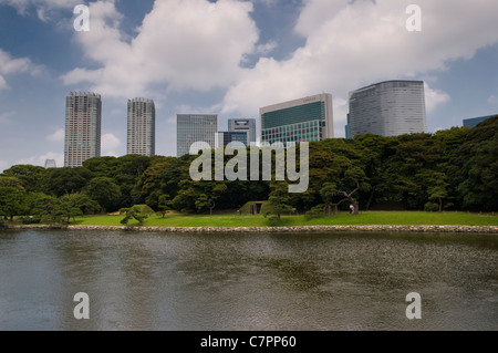 Vista del centro della città di Tokyo dalla Hama Onshi-Teien Rikyū (staccati Palace Garden) Foto Stock