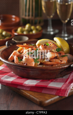 Gambas al ajillo. Gamberi con aglio Foto Stock