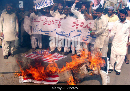 Gli attivisti del Sunni Tehreek (ST) masterizzare noi bandiera e effigie come stanno protestando contro il governo statunitense in Hyderabad Foto Stock