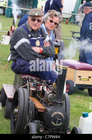 Malvern Autunno Mostra, Inghilterra - Giovane con antichi motore a vapore Foto Stock