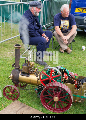 Malvern Autunno Mostra, Inghilterra - due uomini con antichi motore a vapore 2 Foto Stock