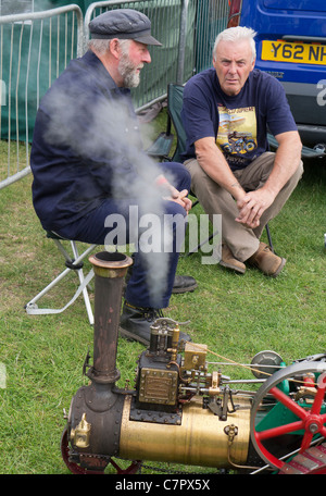 Malvern Autunno Mostra, Inghilterra - due uomini con antichi motore a vapore 1 Foto Stock