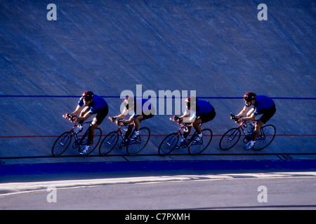 Cycling team concorrenti sulla pista del velodromo. Foto Stock