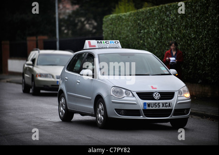 Un gli istruttori di guida auto in una tipica strada suburbana in Inghilterra, Regno Unito Foto Stock