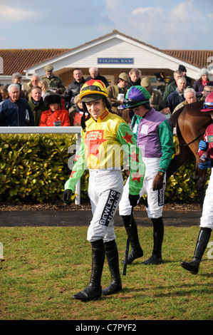 Il campione jump jockey Walsh Rubino entra nel paddock con altri fantini a Wincanton gare, Somerset REGNO UNITO Marzo 2009 Foto Stock