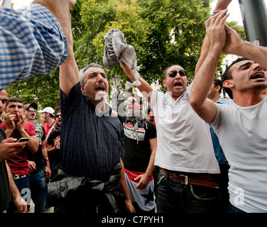 Siri che protestavano per il cambio di regime a Downing Street Londra Centrale Settembre 2011 Foto Stock