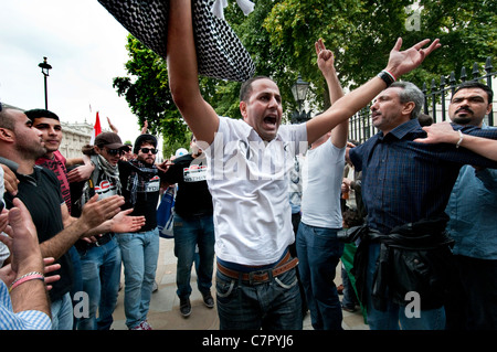 Siri che protestavano per il cambio di regime a Downing Street Londra Centrale Settembre 2011 Foto Stock