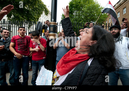 Siri che protestavano per il cambio di regime a Downing Street Londra Centrale Settembre 2011 Foto Stock