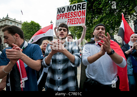 Siri che protestavano per il cambio di regime a Downing Street Londra Centrale Settembre 2011 Foto Stock