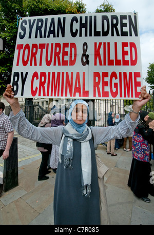 Siri che protestavano per il cambio di regime a Downing Street Londra Centrale Settembre 2011 Foto Stock