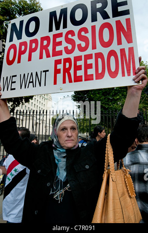 Siri che protestavano per il cambio di regime a Downing Street Londra Centrale Settembre 2011 Foto Stock