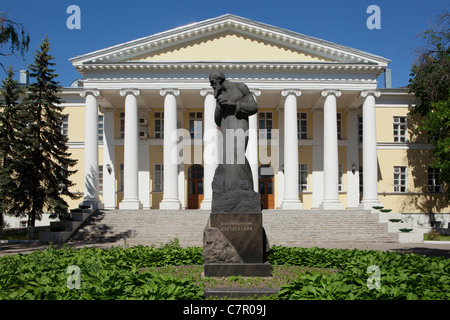 Un monumento allo scrittore russo Fëdor Dostoevskij (1821-1881) al di fuori di Mariinsky ospedale dove egli era nato a Mosca, Russia Foto Stock