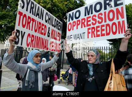 Siri che protestavano per il cambio di regime a Downing Street Londra Centrale Settembre 2011 Foto Stock