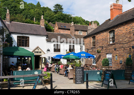 Il White Hart pub e ristorante nel centro della storica cittadina industriale di Ironbridge, Shropshire, Inghilterra, Regno Unito Foto Stock