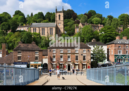 Vista della città dal ponte di ferro, Ironbridge, Shropshire, Inghilterra, Regno Unito Foto Stock