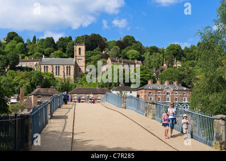 Vista della città dal ponte di ferro, Ironbridge, Shropshire, Inghilterra, Regno Unito Foto Stock