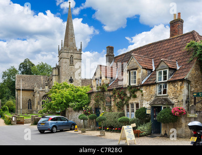 Sala da tè e negozi di artigianato di fronte alla chiesa di San Ciriaco nel pittoresco villaggio di Lacock, vicino a Chippenham, Wiltshire, Regno Unito Foto Stock