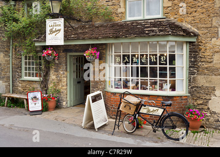 Il Lacock Bakery su Church Street nel centro del pittoresco villaggio di Lacock, vicino a Chippenham, Wiltshire, Inghilterra, Regno Unito Foto Stock