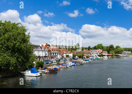 Vista della città dal ponte sul Fiume Tamigi a Henley-on-Thames, Oxfordshire, England, Regno Unito Foto Stock