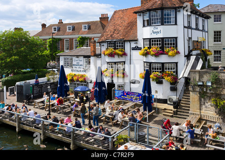 L'Angelo Pub sul Fiume Tamigi a Henley-on-Thames, Oxfordshire, England, Regno Unito Foto Stock