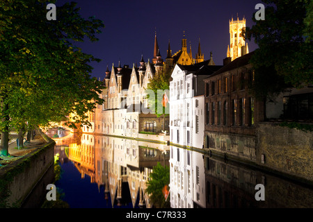 Steenhouwers Canal a Bruges, Belgio con la torre campanaria e le guglie del Stadhuis o Town Hall illuminata al crepuscolo. Mono a C7R35D Foto Stock