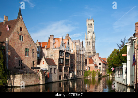 Il famoso classic vista iconica del campanile di Rozenhoedkaai, Rosaire Quay, Quay del Rosario in Brugge A Bruges, Belgio Foto Stock