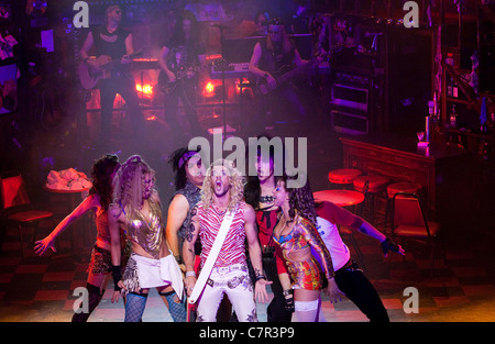 'Rock of Ages, il Musical' in esecuzione a Shaftesbury Theatre. Shayne Ward, centro Foto Stock