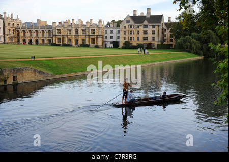Punting sul fiume Cam prima serata Inghilterra Cambridge Regno Unito Foto Stock