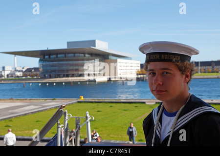 Guardia di passerella su uno dei corsi di formazione più grandi navi in tutto il mondo - il Polacco Dar Mlodziezy - Copenhagen opera in background Foto Stock