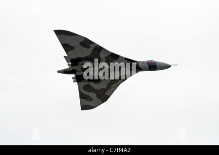 L'Avro Vulcan XH558 è esposto al Farnborough International Airshow, mostrando il suo iconico design ad ala delta e le sue capacità come bombardiere strategico dell'era della Guerra fredda. Foto Stock