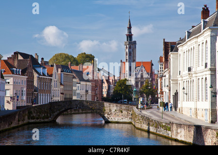 Vista del canale tra Spiegelrei (destra) e Spinolarei verso Jan van Eyck Square e il Burgher's Lodge a Bruges, Belgio Foto Stock