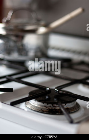 Una casseruola di acciaio inox su un piano cottura a gas a cucinare usando gas energia. Foto Stock