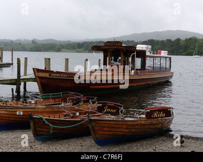 Lago di Windermere cruiser "Princess del lago' e noleggiare barche a remi a Bowness on Windermere Foto Stock