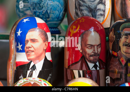 Bambole russe con noi il Presidente Obama in vendita nel mercato di Odessa, Ucraina. Foto Stock
