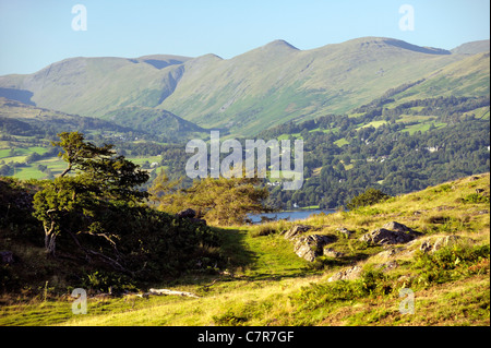 Parco Nazionale del Distretto dei Laghi, Cumbria, Inghilterra. N.E su Windermere a Troutbeck Fells da Claife. Estate Foto Stock