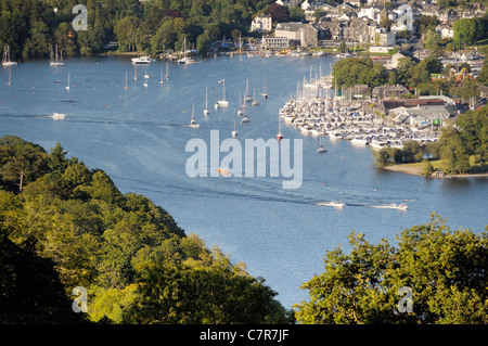 Windermere. Parco Nazionale del Distretto dei Laghi, Cumbria, Inghilterra. Oltre N.E. Bowness on Windermere ormeggi delle barche da sopra lontano Sawrey Foto Stock