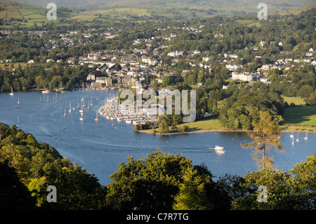 Windermere. Parco Nazionale del Distretto dei Laghi, Cumbria, Inghilterra. Oltre N.E. Bowness on Windermere ormeggi delle barche da sopra lontano Sawrey Foto Stock